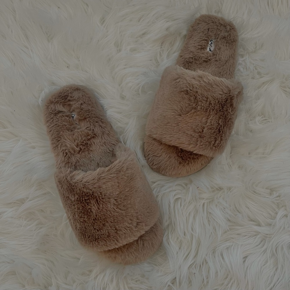 Aurora Fuzzy Slides from UOI BOUTIQUE